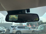 【バックカメラ】後退時に車両後方の映像をモニターに映す機能。目視できない死角を確認でき、衝突事故を防ぎます。駐車が苦手な方だけでなく全てのドライバーに必須の安全装備です。