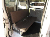 シンプルなベンチシートを採用し、乗車人数に応じた使い分けが可能。荷物の積載と乗車を両立しやすい実用的な室内空間です。