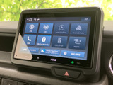 画面にはラジオやスマートフォン連携、Bluetoothなどのメニューが並び、目的に合わせて選びやすい構成です。タッチ操作で項目を確認でき、日々の移動中にも便利に活用できます。