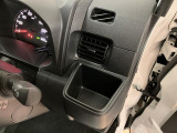 電子カードキーを携帯していれば、ドアハンドルやバックドアのリクエストスィッチを押すだけでドアの施錠、開錠が行えます。電子カードキーがないとエンジンが始動しない、盗難防止に役立つイモビライザー機能付