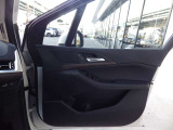 こちらがドアになります。しっかりとした造りで、閉めた際の重厚感もBMWらしいポイントです。ドアポケットには小物やドリンクなども収納でき、日常使いにも便利な設計になっています。