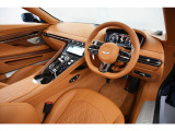 インスパイアスポーツモノトーンインテリアを採用。上質なセミアニリンレザーに、パーフォレーション加工とキルティングを組み合わせたスポーツプラスシートが、ラグジュアリーとスポーティさを両立します。