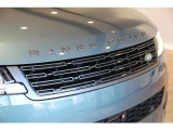 ボンネット先端に配置された「RANGE ROVER」の立体ロゴが特徴的なカット。深みのあるボディカラーと落ち着いた色調のエンブレムが調和し、フロントマスクに上品な統一感をもたらしています!