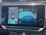 アラウンドモニター、上空から見下ろしているかのような映像をディスプレイに映し出し、スムースな駐車をサポートします。さらに、人や自転車など周囲に動くものがいる場合には、表示とブザーで注意を促します。