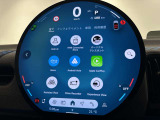 Apple CarPlayやAndroid Autoなど、スマートフォンとの連携にも対応。さまざまな機能を円形ディスプレイに集約し、快適でスマートなドライブをサポートします。