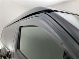 ドアバイザーも付いています。雨の日に少し窓を開けても、雨水が入りにくく、喫煙する方などにも強い味方です。