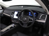 インストルメントパネルは僅かに運転席側へと傾けられているほか、余計なスイッチ類を可能な限り排し、運転に集中しやすい環境を造り出しています。