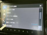 ディスプレイや音量、スマートフォン連携などの設定項目が一覧で表示されます。画面から各種設定を確認でき、必要な項目を探しやすい構成で、日常の操作にも便利です。
