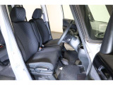 すわり心地の良い運転席・助手席です。長時間のドライブの疲れ軽減に貢献します。どうぞ快適なドライブを♪