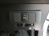 コーナーセンサーを車の前後に装備。障害物までの距離に応じて警告音を変えてお知らせ。縦列駐車時や駐車場・車庫などでの取り回しをサポートします。詳細は販売店スタッフまでおたずねください。