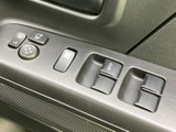 窓の開閉やミラー調整に関わるスイッチが手元に集まり、乗車前後の操作がしやすい構成です。各スイッチの表示を確認しながら扱えるため、日常の使い勝手にも配慮されています。