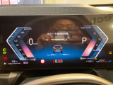 ライブコックピット :ナビゲーションに組み込まれたシステムでディスプレイと液晶メーターパネルにさまざまな情報をわかりやすく表示します。機能をドライバーの好みに合わせてカスタマイズすることもできます。