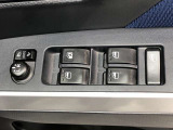 パワーウィンドのスイッチです。運転席に座りながら、助手席や後席の窓を開け閉めできるので大変便利ですよ。