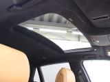 爽やかな季節は、オープンエアークルージングを、寒い季節には、暖かい日差しを取り入れる、ドライブが一段と楽しくなるムーンルーフです。