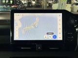 ディスプレイオーディオやカーナビは、現代のドライブにおいて欠かせない装備のひとつです。初めての場所でも迷いにくく、快適なルート案内で運転をサポートします。移動中のエンターテインメント性も高まります。