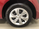 樹脂フルキャップ付き15インチスチールホイール(185/60R15)装着です。