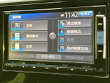 画面には目的地検索の項目が表示され、名称や電話番号、住所などから行き先を探せる案内メニューを確認できます。タッチ画面と周囲のボタンで、日常のお出かけにも活用いただけます。
