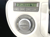 【オートエアコン】一度お好みの温度に設定すれば、車内の温度を検知し風量や温度を自動で調整。暑い&hellip;寒い&hellip;と何度もスイッチ操作をする必要はありません。快適な車内空間には必須の機能ですね♪