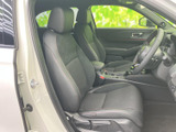 落ち着いた色合いのシートは、座面と背もたれにゆとりを感じる形状です。運転席まわりを見渡しやすく、乗り降りの際も足元に余裕があります。毎日の移動を心地よく支える室内です。