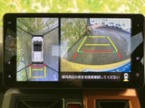 車両周辺と後方の様子を画面上で確認でき、駐車時の位置合わせをサポートします。ガイド線も表示されるため、周囲の状況を確かめながら操作しやすい装備です。