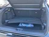 ラゲッジには1段下に収納スペースがございます。