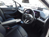 BMWは運転する人が主役になるようなコックピットデザインになっており、メーターやディスプレイも一体感のあるデザインで、ただ運転席に座った瞬間にBMWを運転していると感じていただける空間になっています。