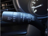 【オートワイパー機能】レバーをAUTOの位置にしているとき、レインセンサーが雨を感知すると、雨量に応じて、ワイパーが自動で作動します。