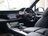 内装はシンプルに使い勝手を考え作られています。お車を運転する感覚をダイレクトに体感して頂けます。室内も広くロングドライブにも快適にお過ごしいただけます。