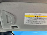 サンバイザーには駐車券などを挟めます。