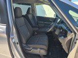 ゆったりとしたドライバーズスペース。長時間の運転でも快適にお使いいただけます。