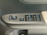運転席のスイッチで全てのウィンドウの開閉操作を行うことができます。ロックボタンをONにしておくと、運転席以外のウィンドウは作動しないのでお子様を乗せているときなども安心ですね♪