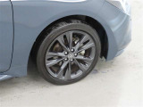 装着タイヤサイズは、215/45R17です。純正アルミホイールを装着しております。