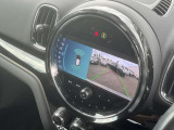 後方の映像を車載画面に表示するバックカメラ。駐車や車庫入れをサポートし、ガイドラインで距離や角度を確認でき、安全でスムーズな運転を助けます。