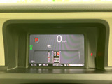 運転席から確認しやすい位置に情報がまとまり、走行中も必要な表示を目で追いやすい構成です。速度や車両情報を把握しやすく、日々の運転をサポートします。