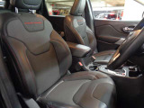 アップライトに着座するシートは、操作に力もはいりやすく、車両感覚も掴みやすいと好評です。