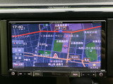周辺の道路や施設名が画面上で確認でき、目的地までのルート検索に活用できます。地図表示を頼りに、初めて訪れる場所へのお出かけも計画しやすい装備です。