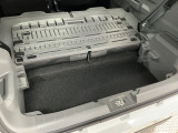 【ラゲージアンダーボックス】転がりやすい小さなお荷物などはこちらのボックスがお役立ち。スペースを有効活用しスッキリした車内空間に!
