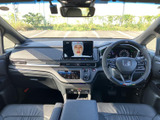 運転席から前方を見渡しやすいレイアウトで、ダッシュボードや各表示部も自然に視界へ入ります。ゆったりとしたシートと落ち着いた色合いが、日々の移動を支える空間です。