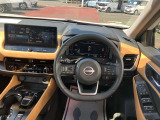 運転席まわり。質感の高い内装です。
