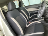 黒を基調としたシートに明るい差し色を配し、座席まわりをすっきりとまとめています。前席からの視界も確保され、運転席と助手席それぞれで落ち着いて過ごせる空間。日常使いにもなじむ内装です。