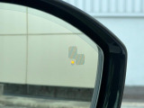 こちらの車輛は【衝突軽減・緊急ブレーキ】を備えており、セーフティドライブをサポート。衝突の危険を感知しドライバーへ警告をおこない、応じられない場合には自動的に緊急ブレーキが作動します。