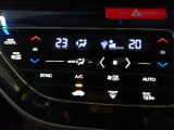 オートエアコンは左右席で独立温度コントロールが可能です。運転席はキンキンに冷やして助手席はマイルドにと言った設定が可能です。暑さ寒さでケンカすることもなくなりますね。