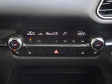 【フルオートエアコン】運転席と助手席の温度調整がそれぞれ出来るフルオートエアコン装備です。これなら暑がりなご主人、寒がりな奥様が同乗されても問題ないですね。
