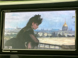 テレビ映像を表示できる画面を備えており、停車中の休憩時間にも視聴を楽しめます。操作画面から映像へ切り替えられ、待ち時間を過ごす際にも便利です。