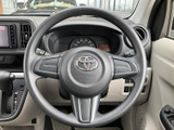 握りやすい形状のステアリングに各種スイッチを備え、運転席から手元で操作しやすい構成です。メーターとの位置関係も確認しやすく、毎日の運転を支えてくれます。