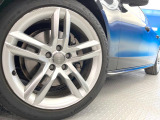 ●純正18インチアルミホイール:輸入車ならではの卓越した走りを支えるホイールと足回りです!日本車の走りに慣れている方にもぜひ体感して頂きたいほど、高いレベルでまとまっています!