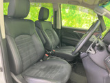 前席は視界が広く、運転席と助手席それぞれにゆとりを感じる配置です。シートは身体を受け止める形状で、落ち着いて過ごせる空間。清潔感のある車内も魅力です。