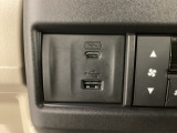 エアコン操作パネルの左側に、スマートフォンなどの充電可能なUSB端子と、音源などの外部入力の可能なUSB端子がついています。移動中に充電もできるので便利です。