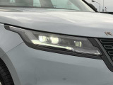 【ピクセルLEDヘッドライト】先進的な照明技術を用いたヘッドライトです。前方に車両や歩行者を検知すると、自動でロービームに切り替えるオートハイビームアシスト機能を備えています。