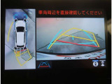 【パノラマモニター】に搭載した4つのカメラにより、車を真上から見ているような映像を表示。運転席から確認しにくい車両周囲の状況を把握できます。